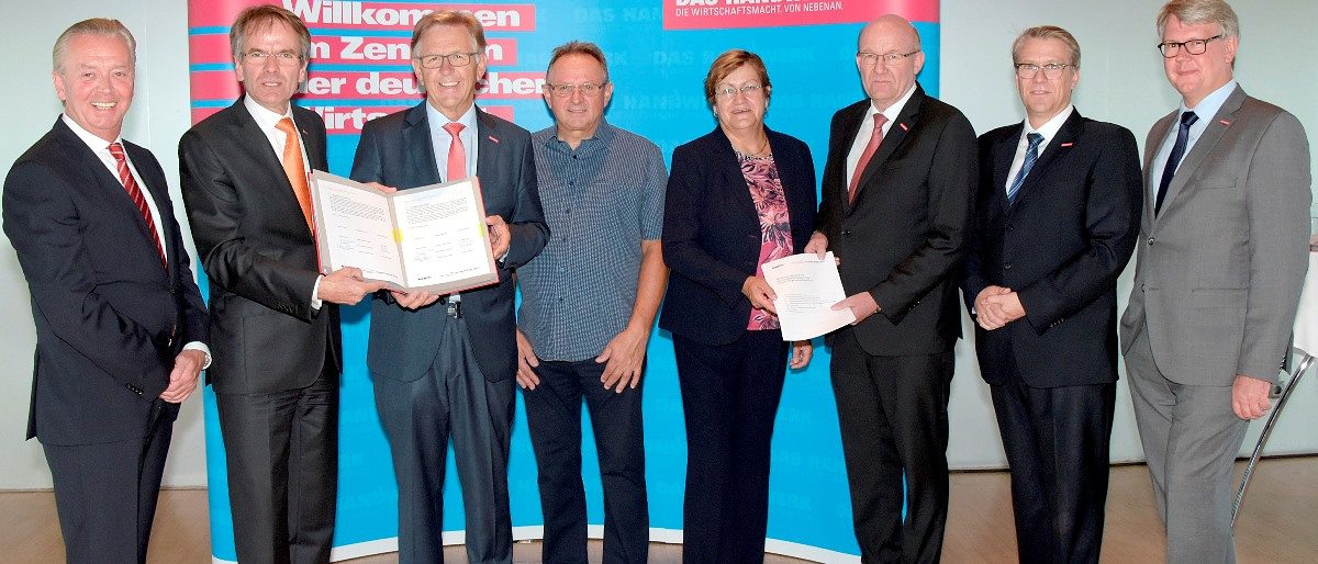 Das Handwerk im Ruhrgebiet unterzeichnete im Rahmen des Ruhrforums Handwerk auf der Zeche Zollverein den Masterplan Klimaschutz Das Handwerk im Ruhrgebiet unterzeichnete im Rahmen des Ruhrforums Handwerk auf der Zeche Zollverein den Masterplan Klimaschutz