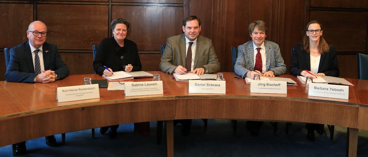 (v. l.): Karl-Heinz Reidenbach, Vizepräsident der Handwerkskammer Düsseldorf; Sabine Lauxen, Umweltdezernentin der Stadt Oberhausen; Daniel Schranz, Oberbürgermeister der Stadt Oberhausen; Jörg Bischoff, Kreishandwerksmeiste, Kreishandwerkerschaft Mülheim - Oberhausen; Ass. Barbara Yeboah, Geschäftsführerin der Kreishandwerkerschaft Mülheim - Oberhausen (v. l.): Karl-Heinz Reidenbach, Vizepräsident der Handwerkskammer Düsseldorf; Sabine Lauxen, Umweltdezernentin der Stadt Oberhausen; Daniel Schranz, Oberbürgermeister der Stadt Oberhausen; Jörg Bischoff, Kreishandwerksmeiste, Kreishandwerkerschaft Mülheim - Oberhausen; Ass. Barbara Yeboah, Geschäftsführerin der Kreishandwerkerschaft Mülheim - Oberhausen