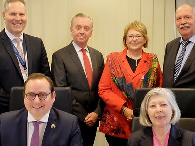 (v. l.) (hinten): Andre Boschem, Geschäftsführer der EWG - Essener Wirtschaftsförderungsgesellschaft mbH; Kreishandwerksmeister Martin van Beek, Kreishandwerkerschaft Essen; Gabriele Poth, Leiterin des Zentrums für Umwelt und Energie der HWK Düsseldorf und Gerd Peters, Vizepräsident der Handwerkskammer Düsseldorf; (vorne): Thomas Kufen, Oberbürgermeister der Stadt Essen und Jutta Kruft-Lohrengel, Präsidentin der IHK zu Essen (v. l.) (hinten): Andre Boschem, Geschäftsführer der EWG - Essener Wirtschaftsförderungsgesellschaft mbH; Kreishandwerksmeister Martin van Beek, Kreishandwerkerschaft Essen; Gabriele Poth, Leiterin des Zentrums für Umwelt und Energie der HWK Düsseldorf und Gerd Peters, Vizepräsident der Handwerkskammer Düsseldorf; (vorne): Thomas Kufen, Oberbürgermeister der Stadt Essen und Jutta Kruft-Lohrengel, Präsidentin der IHK zu Essen