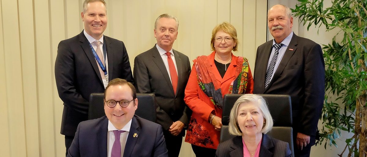 (v. l.) (hinten): Andre Boschem, Geschäftsführer der EWG - Essener Wirtschaftsförderungsgesellschaft mbH; Kreishandwerksmeister Martin van Beek, Kreishandwerkerschaft Essen; Gabriele Poth, Leiterin des Zentrums für Umwelt und Energie der HWK Düsseldorf und Gerd Peters, Vizepräsident der Handwerkskammer Düsseldorf; (vorne): Thomas Kufen, Oberbürgermeister der Stadt Essen und Jutta Kruft-Lohrengel, Präsidentin der IHK zu Essen (v. l.) (hinten): Andre Boschem, Geschäftsführer der EWG - Essener Wirtschaftsförderungsgesellschaft mbH; Kreishandwerksmeister Martin van Beek, Kreishandwerkerschaft Essen; Gabriele Poth, Leiterin des Zentrums für Umwelt und Energie der HWK Düsseldorf und Gerd Peters, Vizepräsident der Handwerkskammer Düsseldorf; (vorne): Thomas Kufen, Oberbürgermeister der Stadt Essen und Jutta Kruft-Lohrengel, Präsidentin der IHK zu Essen