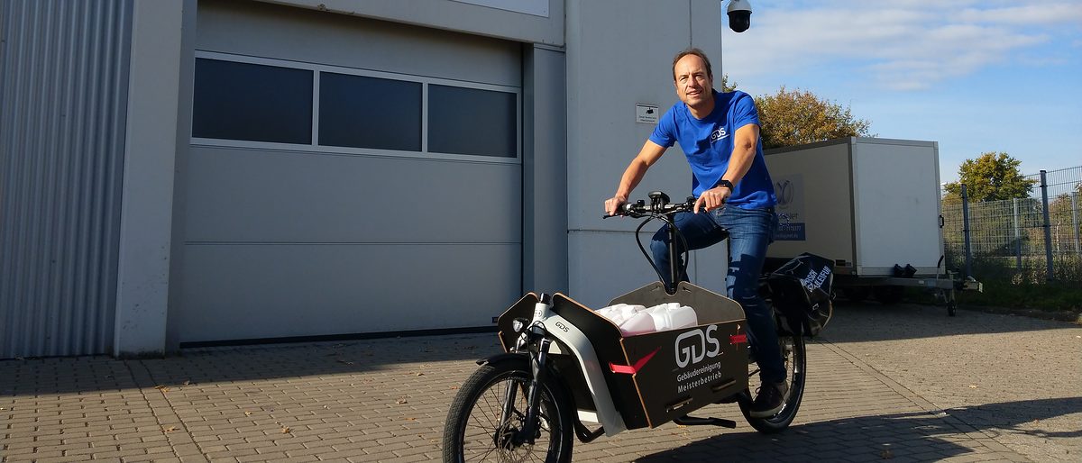 Der Chef selbst fährt mit einem E-Lastenrad zu seinen Kunden. Der Chef selbst fährt mit einem E-Lastenrad zu seinen Kunden.