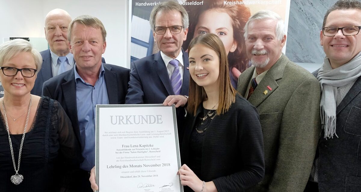 Lena Kapitzke (Mitte) beim Empfang der Auszeichnung
