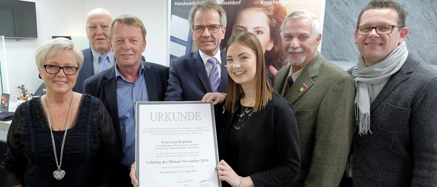 Lena Kapitzke (Mitte) beim Empfang der Auszeichnung