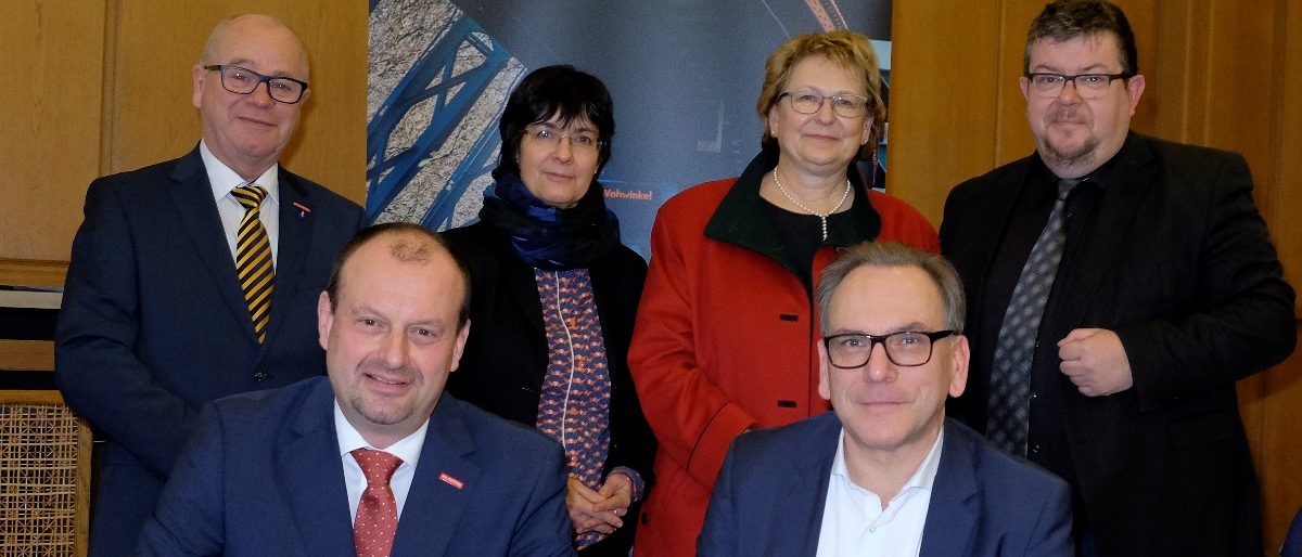 (vorne, v. l.): Arnd Krüger, Kreishandwerksmeister Solingen-Wuppertal; Andreas Mucke, Oberbürgermeister Wuppertal; (hinten, v. l.): Karl-Heinz Reidenbach, Vizepräsident der Handwerkskammer Düsseldorf; Andrea Stamm, Koordinierungsstelle Klimaschutz; Gabriele Poth, Leiterin des Zentrums für Umwelt und Energie der HWK Düsseldorf und Frank Meyer, Dezernent für Stadtentwicklung, Bauen, Verkehr und Umwelt Wuppertal (vorne, v. l.): Arnd Krüger, Kreishandwerksmeister Solingen-Wuppertal; Andreas Mucke, Oberbürgermeister Wuppertal; (hinten, v. l.): Karl-Heinz Reidenbach, Vizepräsident der Handwerkskammer Düsseldorf; Andrea Stamm, Koordinierungsstelle Klimaschutz; Gabriele Poth, Leiterin des Zentrums für Umwelt und Energie der HWK Düsseldorf und Frank Meyer, Dezernent für Stadtentwicklung, Bauen, Verkehr und Umwelt Wuppertal