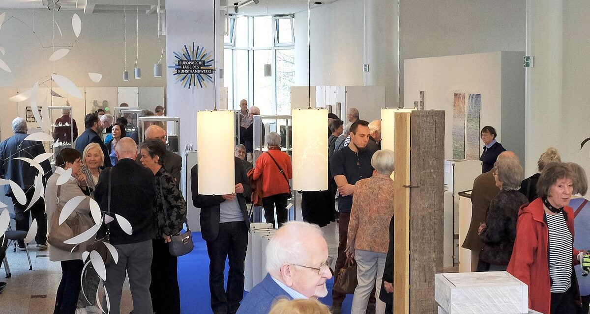 Besucher bei der Eröffnung der Europäischen Kunsthandwerkstage in der Handwerkskammer Düsseldorf