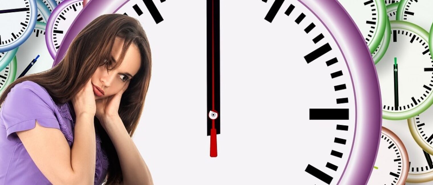 Frau vor einem Hintergrund mit Uhren
