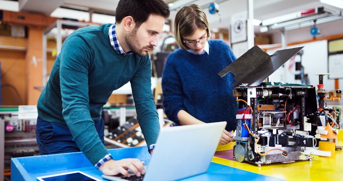 Elektronik Labor Forschung: Arbeiten an einem Robotik-Projekt Elektronik Labor Forschung: Arbeiten an einem Robotik-Projekt