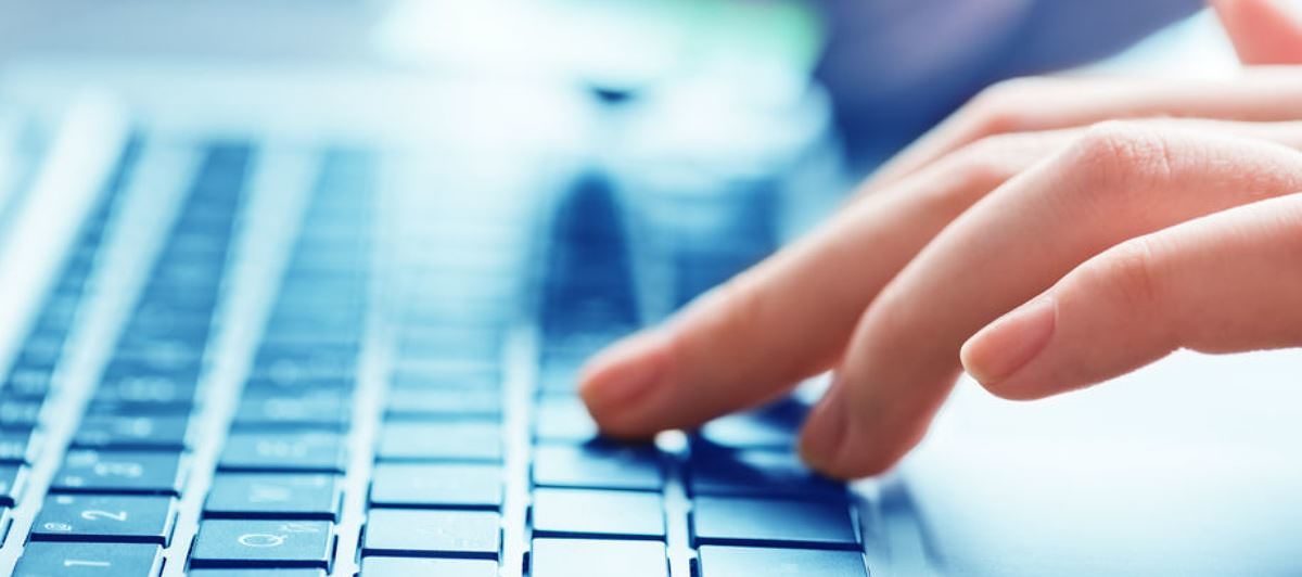 Laptop Tastatur Hände
