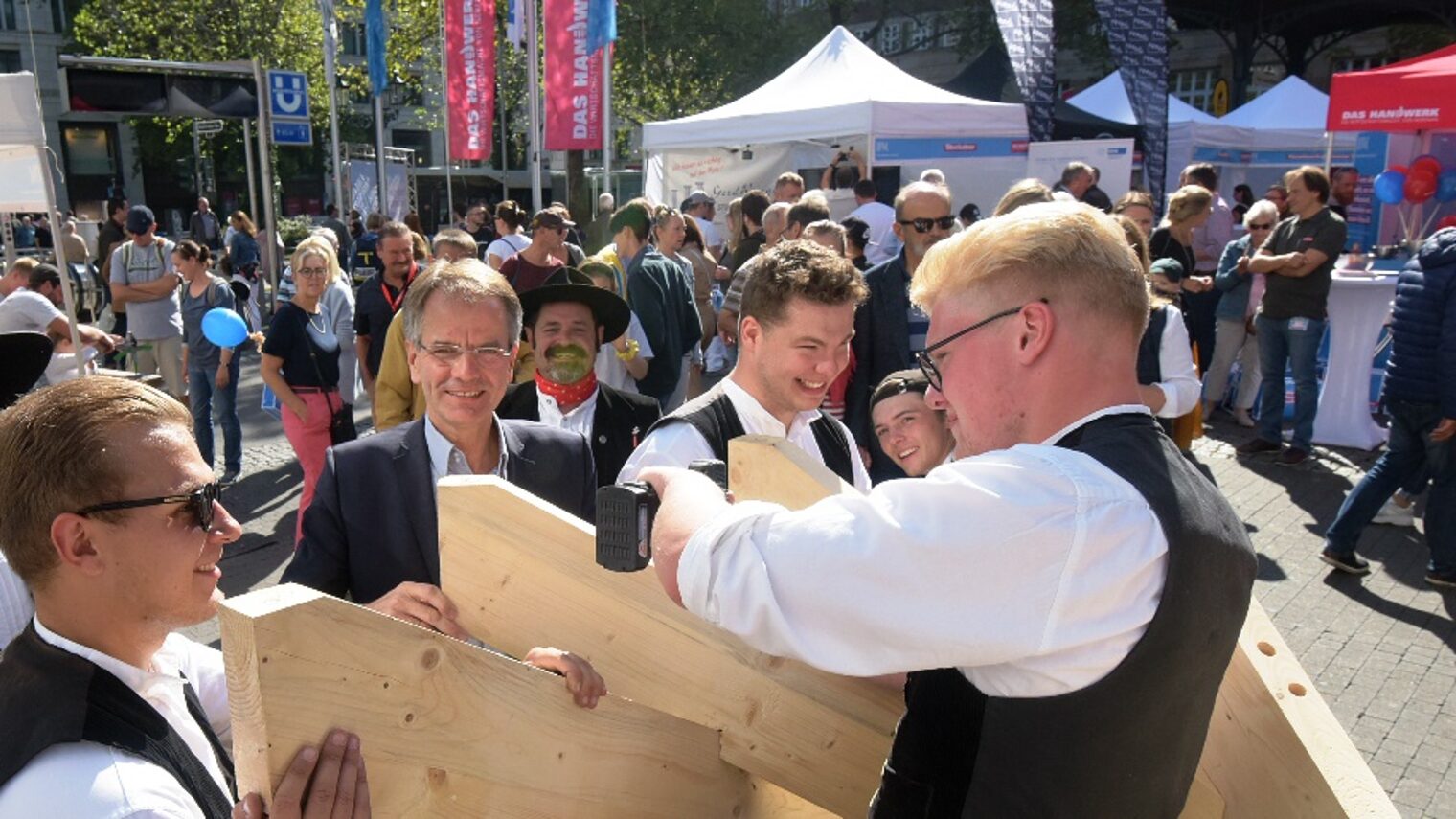 Kammerpräsident Andreas Ehlert mit Zimmerern am Tag des Handwerks 2019 in der Düsseldorfer City