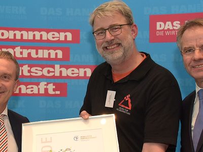 (v. l.): Oberbürgermeister Thomas Geisel, Preisträger Dirk Schmidt, Atelier für Holzbearbeitung und Kammer-Präsident Andreas Ehlert