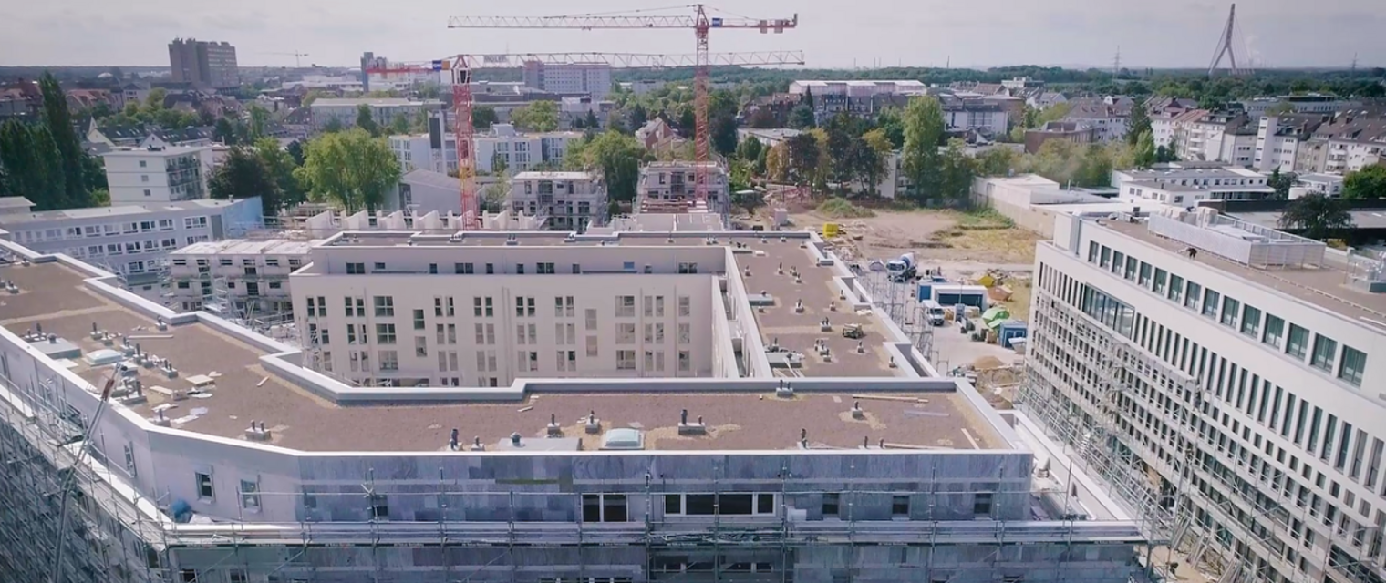 Luftaufnahme von der Baustelle eines großen Gebäudekomplexes in Düsseldorf.