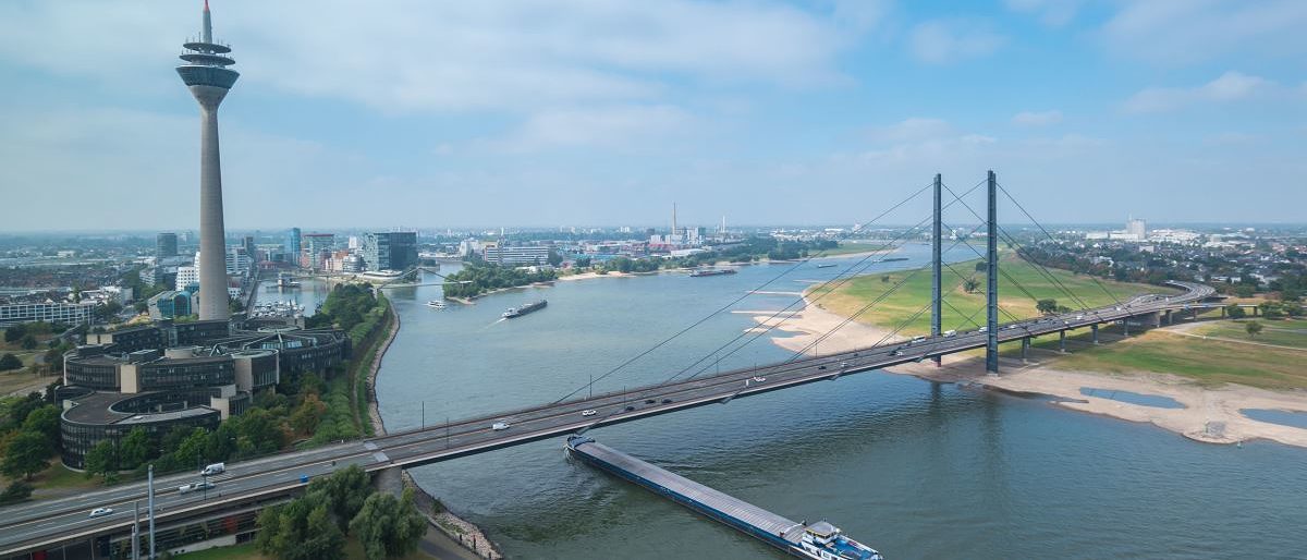 Düsseldorf Luftbild von Düsseldorf mit Rheinturm und Rhein
