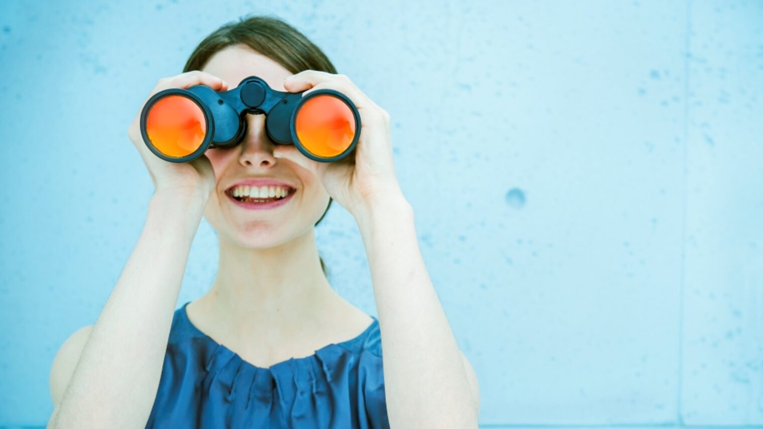 Frau mit Fernglas