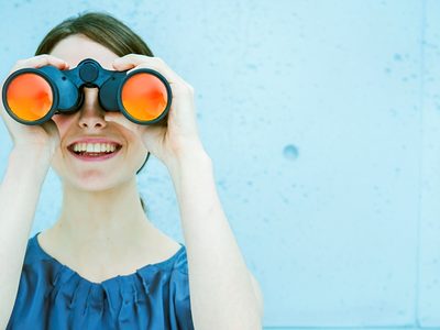 Frau mit Fernglas