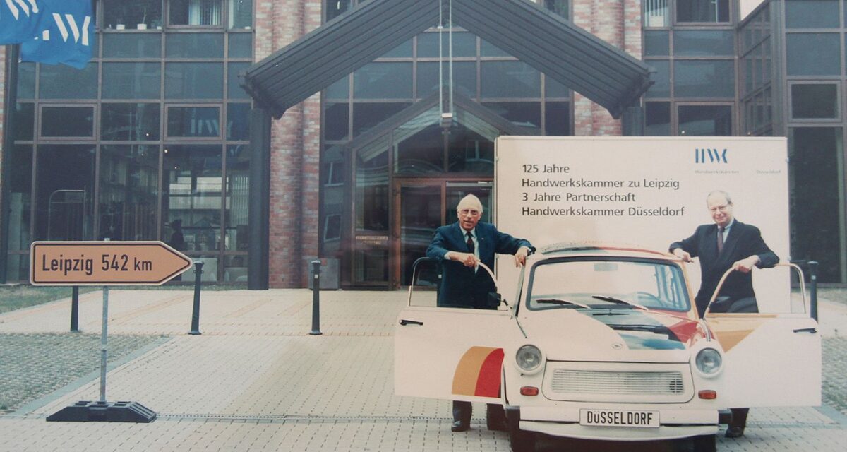 Der damalige Präsidenten Hauser (li.) und der damalige HGF Wieneke (re.) in den 90er Jahren vor der HWK Düsseldorf