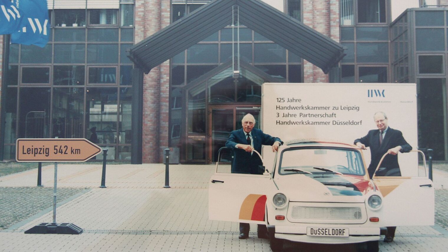 Der damalige Präsidenten Hauser (li.) und der damalige HGF Wieneke (re.) in den 90er Jahren vor der HWK Düsseldorf