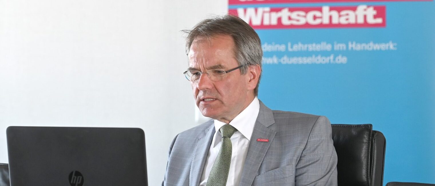 Kammerpräsident Ehlert vor einem Laptop bei einer Videokonferenz.