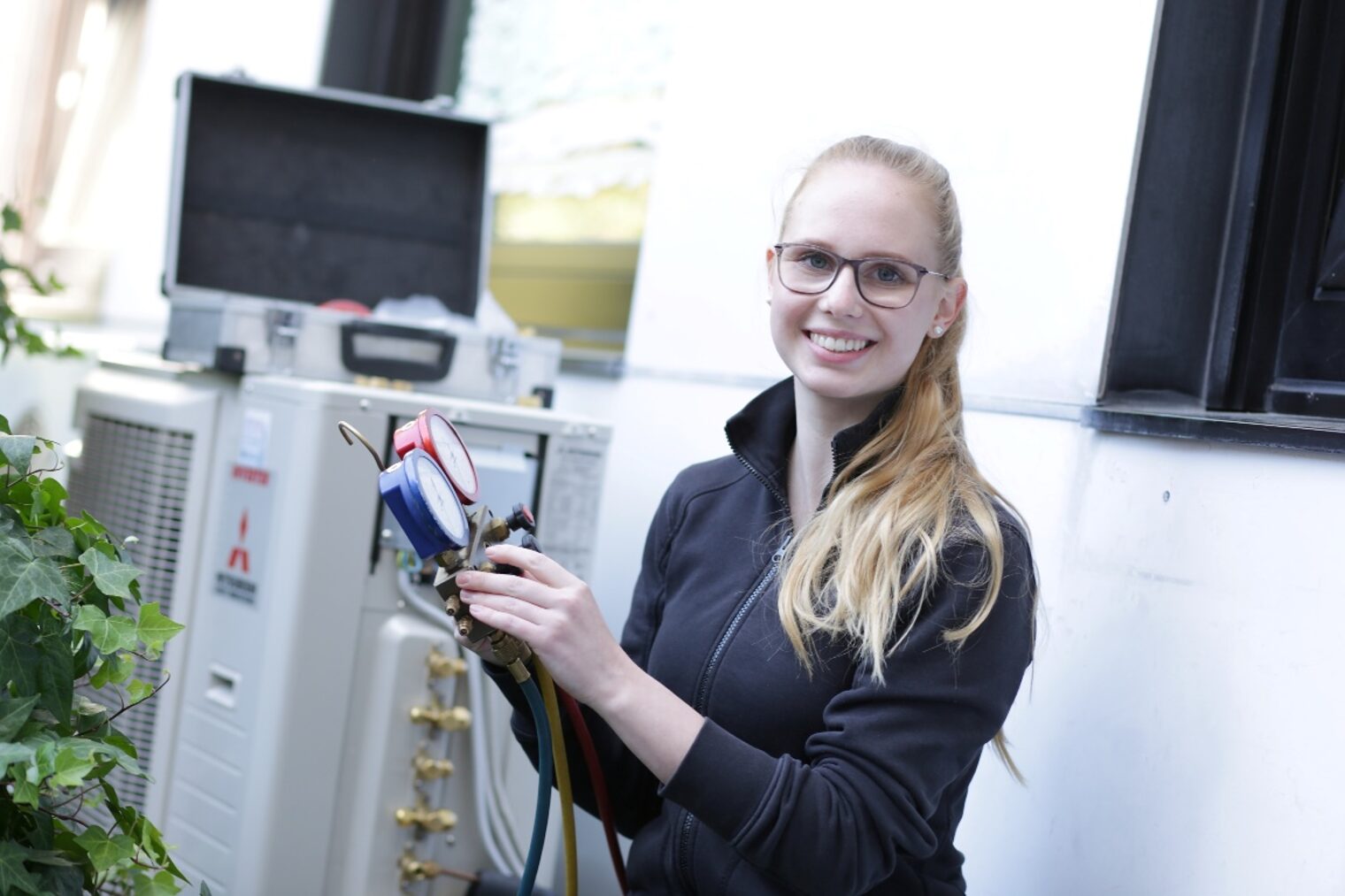 Lea Michaelis, angehende Mechatronikerin für Kältetechnik und triale Studentin