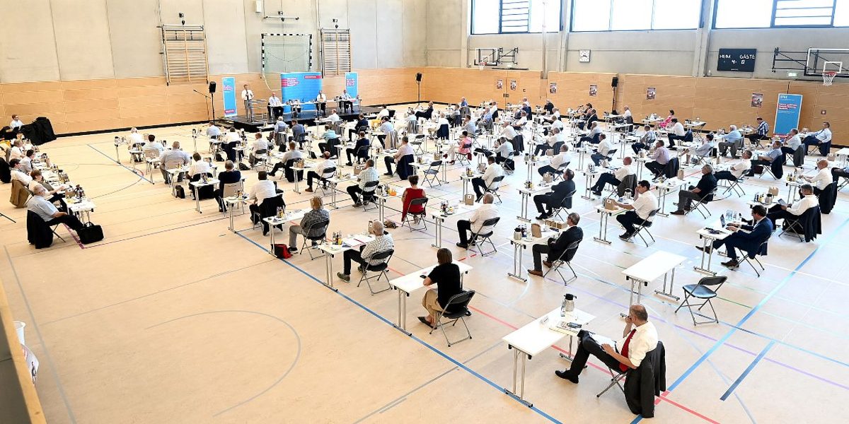 Die Vollversammlung tagte im Sommer 2020 aufgrund der Corona-Pandemie in einer Sporthalle. Das gab es noch nie! Vollversammlung im Sommer 2020