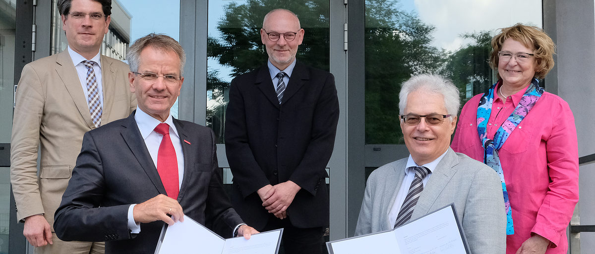 Unterzeichnung des Memorandum of Understanding in Oberhausen (v.l.): Prof. Dr. Hans Jörg Hennecke (Hauptgeschäftsführer HANDWERK.NRW), Andreas Ehlert (Präsident HANDWERK.NRW), Erich Jelen (Zirkuläre und Biobasierte Kunststoffe, Fraunhofer UMSICHT), Prof. Dr.-Ing. Eckhard Weidner (Institutsleiter des Fraunhofer UMSICHT) und Gabriele Poth (Handwerkskammer Düsseldorf, Leiterin Zentrum für Umwelt, Energie und Klima). Unterzeichnung des Memorandum of Understanding in Oberhausen (v.l.): Prof. Dr. Hans Jörg Hennecke (Hauptgeschäftsführer HANDWERK.NRW), Andreas Ehlert (Präsident HANDWERK.NRW), Erich Jelen (Zirkuläre und Biobasierte Kunststoffe, Fraunhofer UMSICHT), Prof. Dr.-Ing. Eckhard Weidner (Institutsleiter des Fraunhofer UMSICHT) und Gabriele Poth (Handwerkskammer Düsseldorf, Leiterin Zentrum für Umwelt, Energie und Klima).