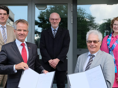 Unterzeichnung des Memorandum of Understanding in Oberhausen (v.l.): Prof. Dr. Hans Jörg Hennecke (Hauptgeschäftsführer HANDWERK.NRW), Andreas Ehlert (Präsident HANDWERK.NRW), Erich Jelen (Zirkuläre und Biobasierte Kunststoffe, Fraunhofer UMSICHT), Prof. Dr.-Ing. Eckhard Weidner (Institutsleiter des Fraunhofer UMSICHT) und Gabriele Poth (Handwerkskammer Düsseldorf, Leiterin Zentrum für Umwelt, Energie und Klima).