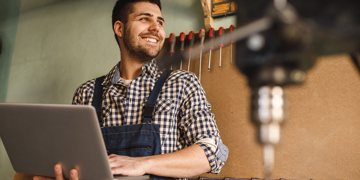 Handwerk Tischler mit Laptop