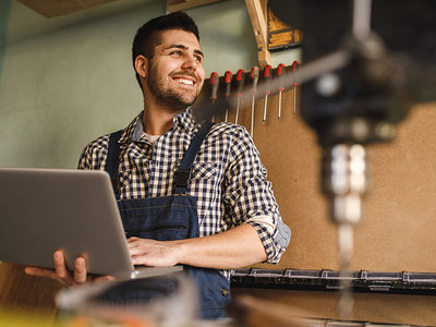 Handwerk Tischler mit Laptop