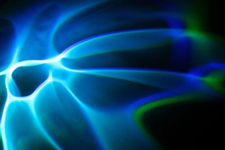 Glaskünstlerin Rike Scholle erzeugt faszinierende Farb-Licht-Wirkungen mittels LED-Technik.