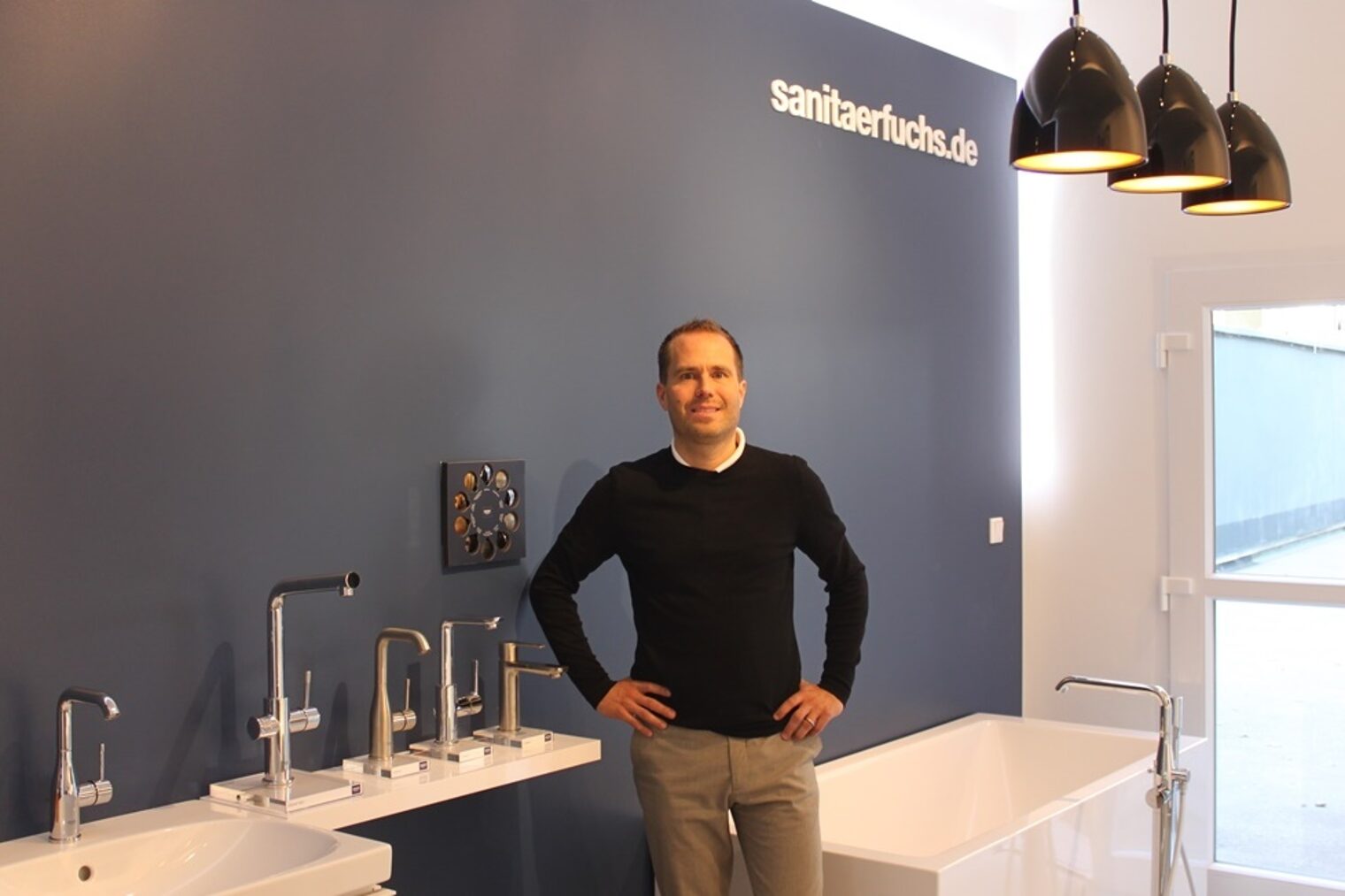Geschäftsführer Fuchs in der neu gestalteten Badausstellung seines Sanitär- und Heizungsunternehmens