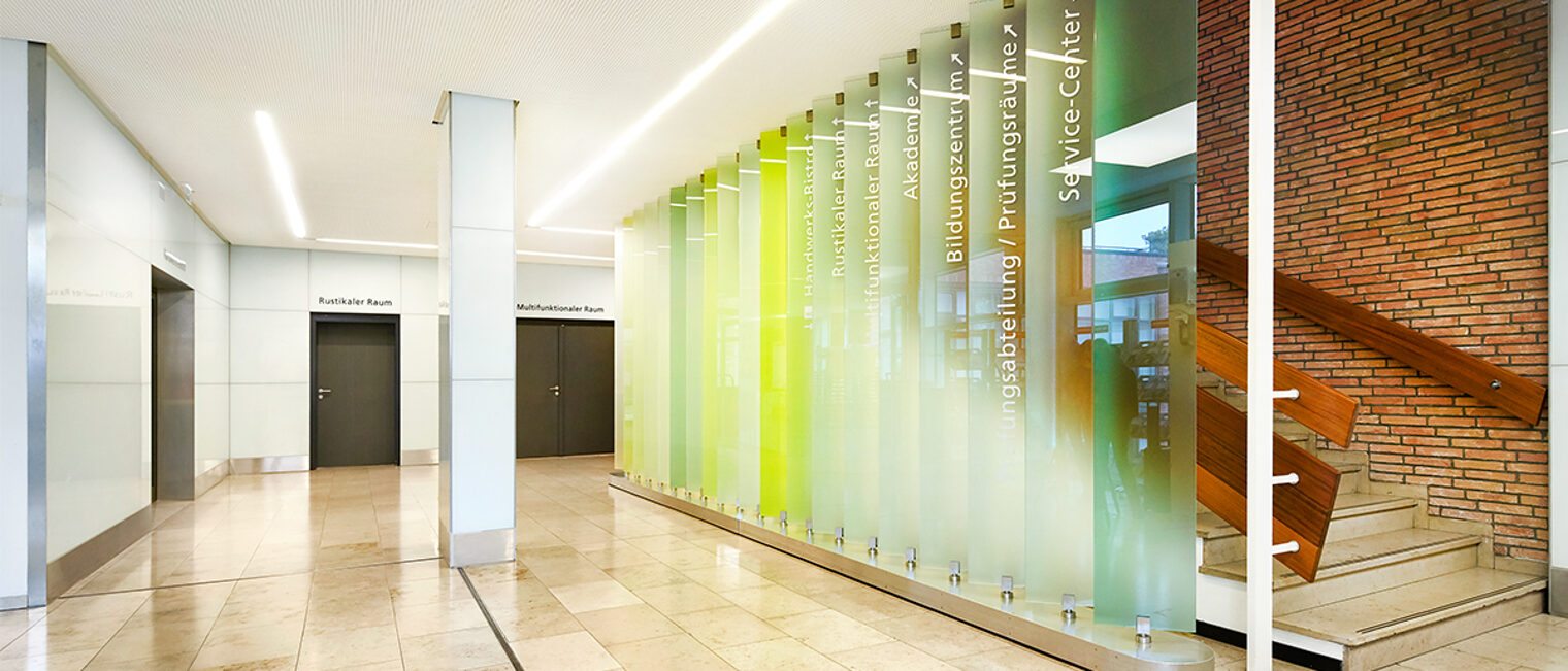 Foyer Gebäude B - 1200 x 515