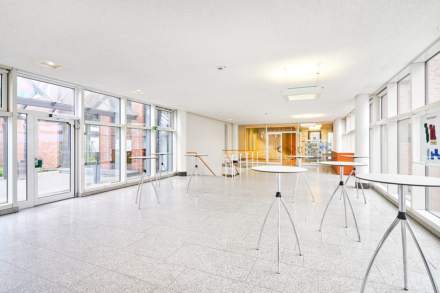 Foyer Durchgang Gebäude A und B