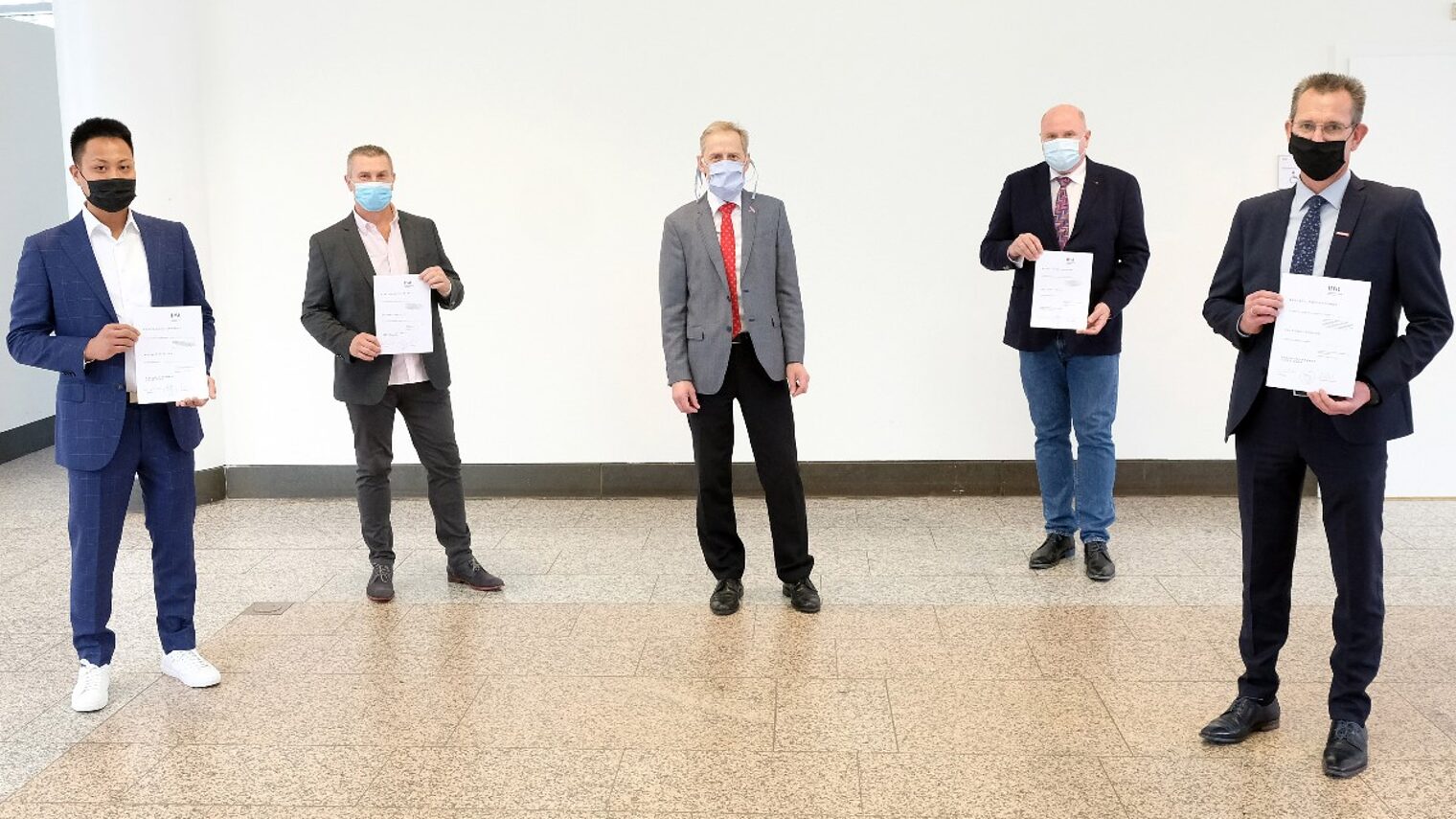Hauptgeschäftsführer Dr. Axel Fuhrmann (Bildmitte) mit den neuen Sachverständigen (v.l.) Nopporn Kulnork, Guido Drießen, Thorsten Werner und Andreas Schoßland