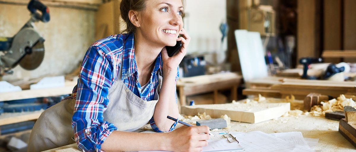 SeventyFour/shutterstock.com Handwerk Tischlerin