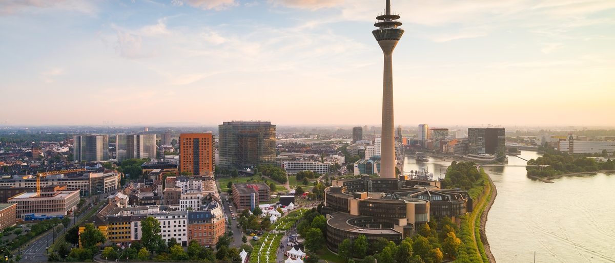 Düsseldorf mit Rheinturm und Rheinbrücke Luftansicht der Stadt Düsseldorf mit Rheinturm