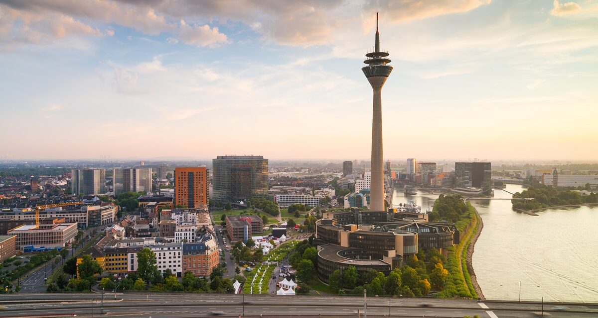 Luftansicht der Stadt Düsseldorf mit Rheinturm