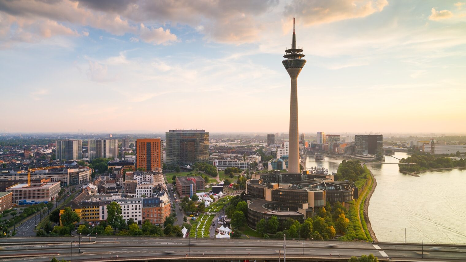 Luftansicht der Stadt Düsseldorf mit Rheinturm