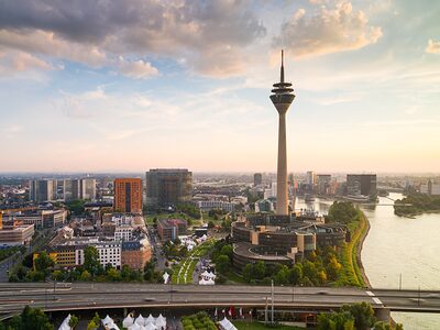 Skyline von Düsseldorf mit Rheinturm und Rheinbrücke