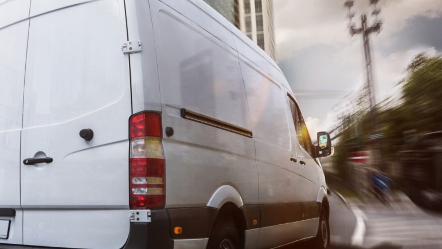 Nahansicht eines Transporters, der durch eine Stadt fährt