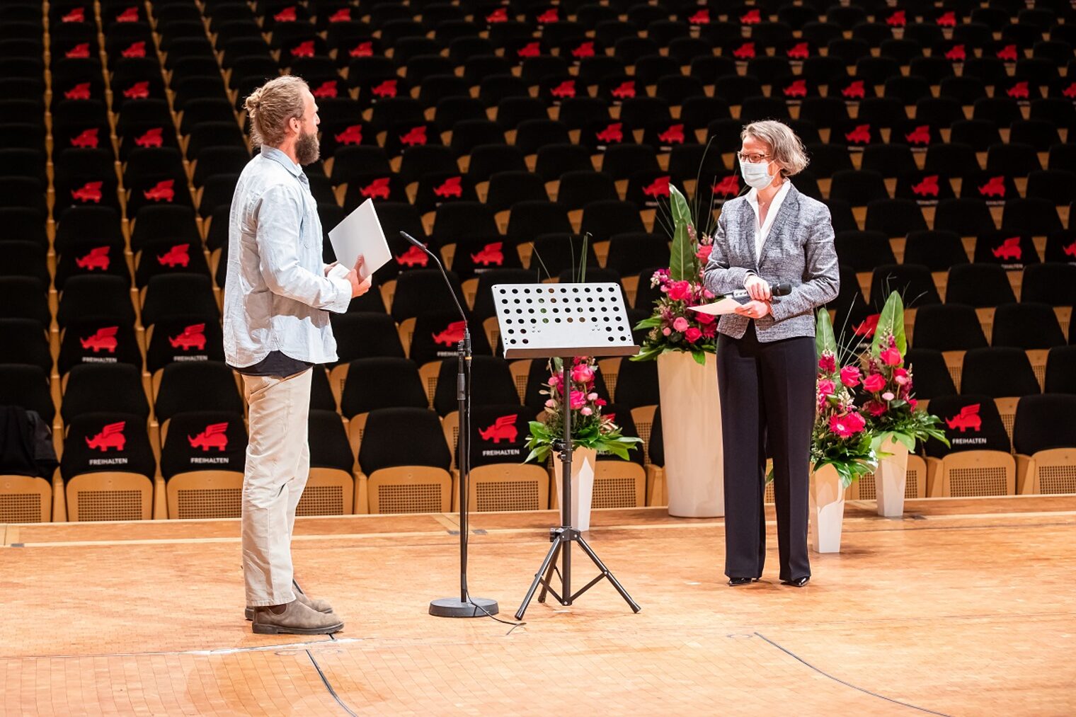 Jan Göller bei der Überreichung des Staatspreises durch Landesministerin Ina Scharrenbach