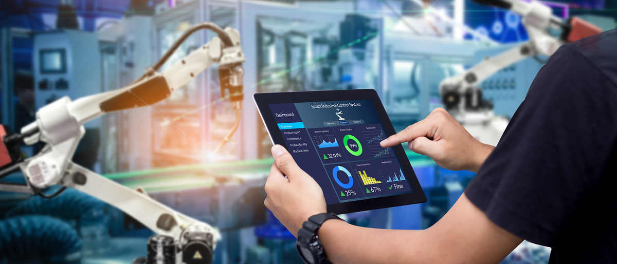 Hands holding tablet on blurred automation machine as background Hands holding tablet on blurred automation machine as background Schlagwort(e): augmented, auto, industry 4.0