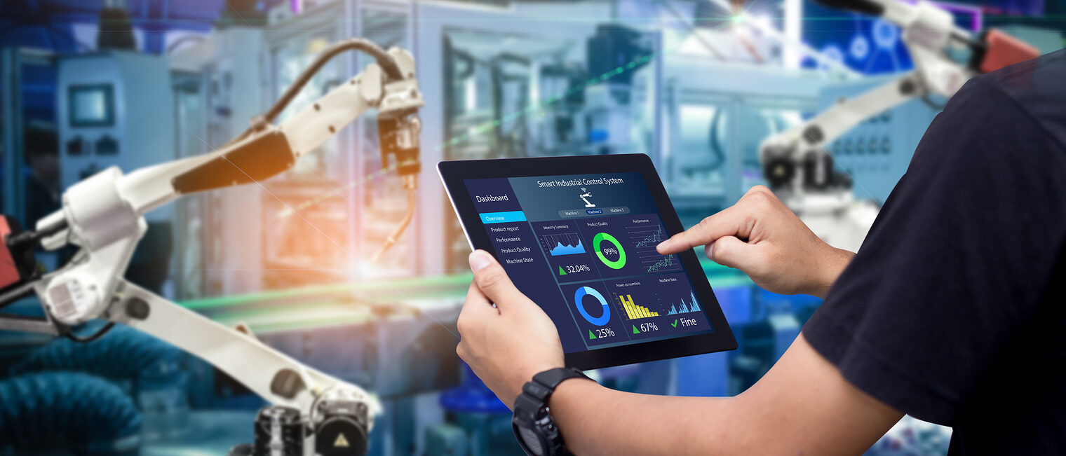 Hands holding tablet on blurred automation machine as background Schlagwort(e): augmented, auto, industry 4.0