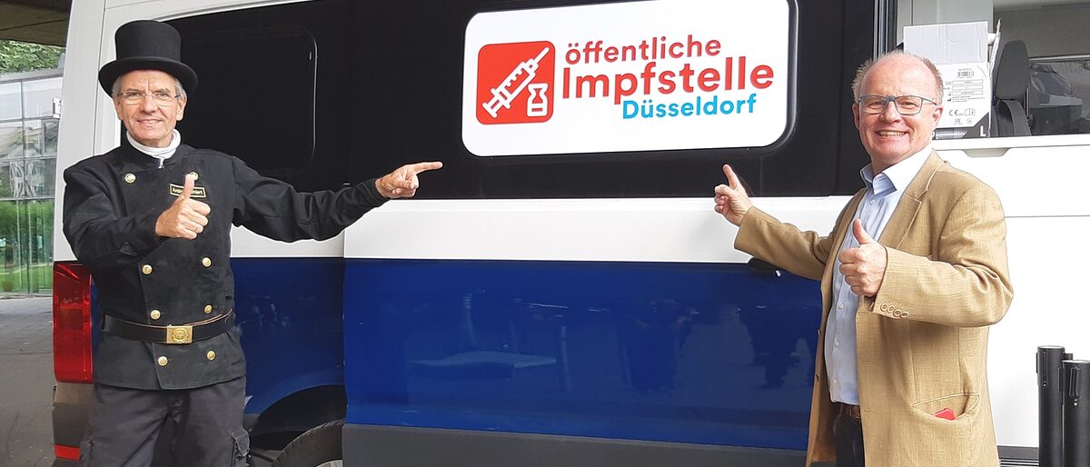 Auch Kammerpräsident Andreas Ehlert und stv. Kreishandwerksmeister Jörg Schmitz sind Botschafter der Impfkampagne. Kammerpräsident Andreas Ehlert und stv. Kreishandwerksmeister Jörg Schmitz stehen vor dem Impfbus mit Daumen hoch.