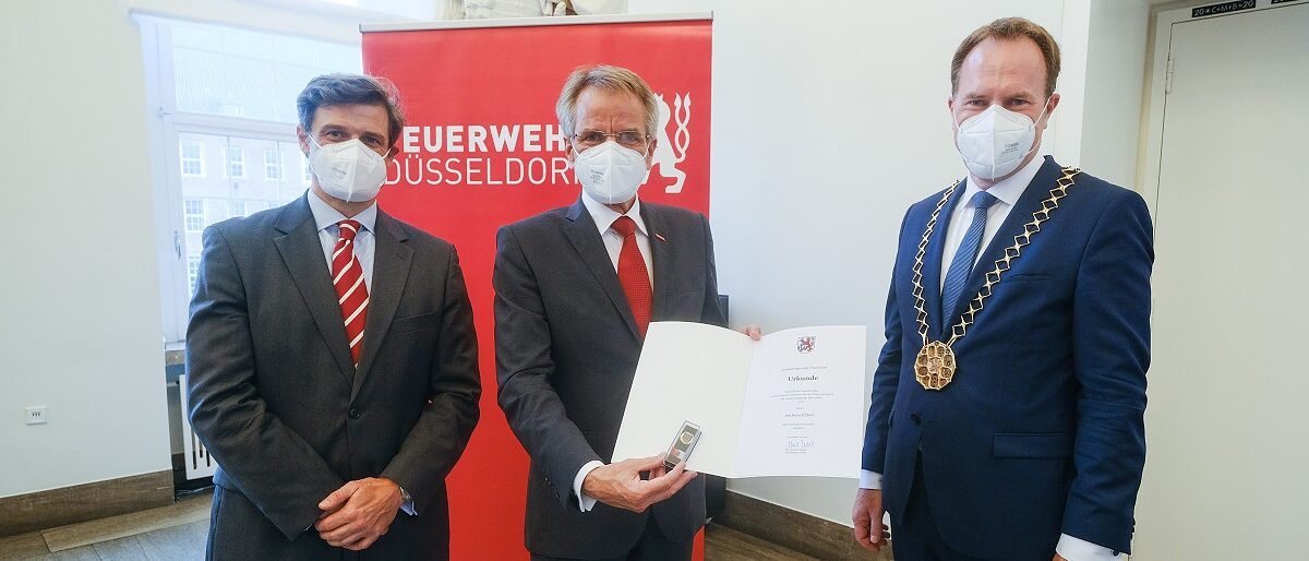 Feuerwehr-Nadel an Präsident Ehlert Feuerwehrdezernent Christian Zaum (links), Andreas Ehlert (Bildmitte), Präsident der Düsseldorfer Handwerkskammer, Oberbürgermeister Dr. Stephan Keller (rechts)