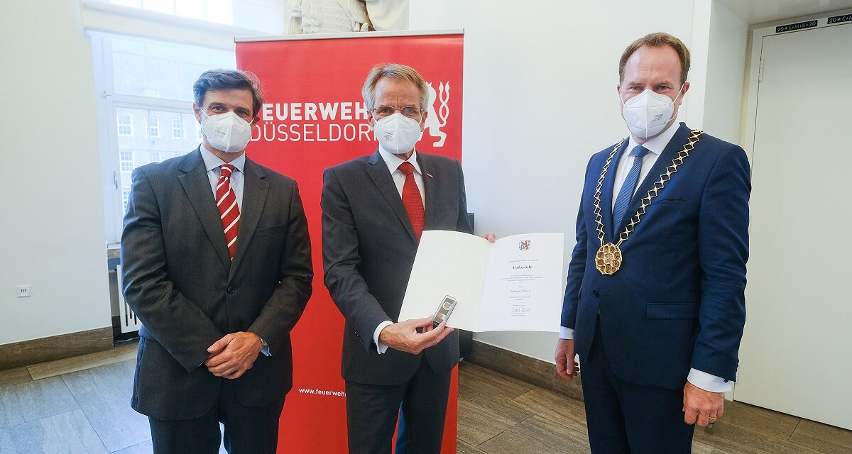 Feuerwehrdezernent Christian Zaum (links), Andreas Ehlert (Bildmitte), Präsident der Düsseldorfer Handwerkskammer, Oberbürgermeister Dr. Stephan Keller (rechts)