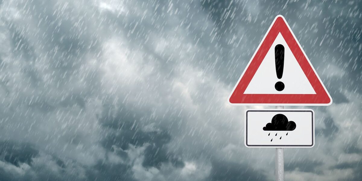 Schild warnt vor Starkregen