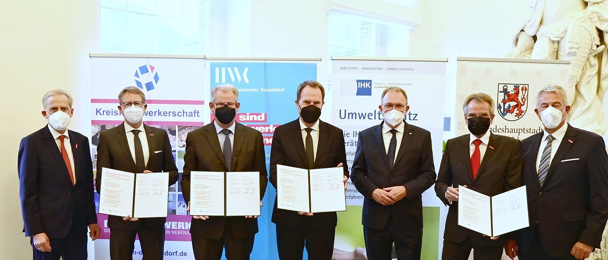 (v. l.): Dr. Axel Fuhrmann (HWK), Thomas Dopheide (KH), Andreas Schmitz (IHK), OB Dr. Stephan Keller, Gregor Berghausen (IHK), Andreas Ehlert (HWK) und Lutz Denken (KH) (v. l.): Dr. Axel Fuhrmann (HWK), Thomas Dopheide (KH), Andreas Schmitz (IHK), OB Dr. Stephan Keller, Gregor Berghausen (IHK), Andreas Ehlert (HWK) und Lutz Denken (KH)