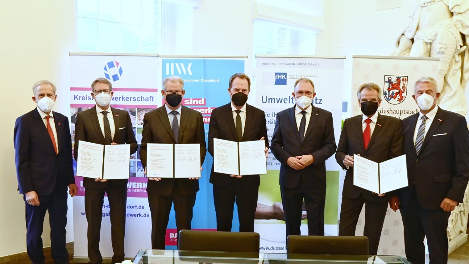 (v. l.): Dr. Axel Fuhrmann (HWK), Thomas Dopheide (KH), Andreas Schmitz (IHK), OB Dr. Stephan Keller, Gregor Berghausen (IHK), Andreas Ehlert (HWK) und Lutz Denken (KH)