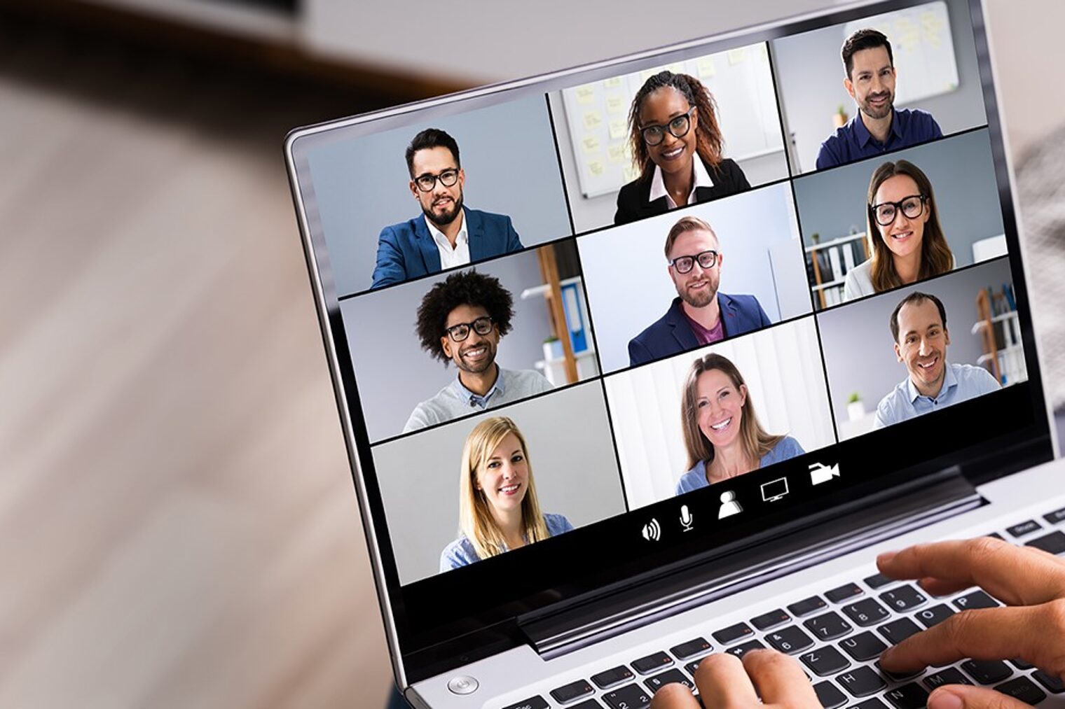 Laptop-Bildschirm mit Teilnehmern einer Videokonferenz