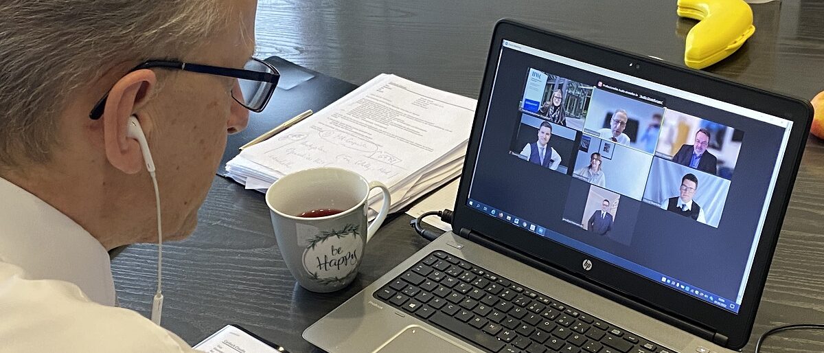 Die Sachverständigenvereidigung fand coronabedingt online statt. HWK Geschäftsführer Fuhrmann bei einer Videokonferenz schaut auf seinen Laptop.