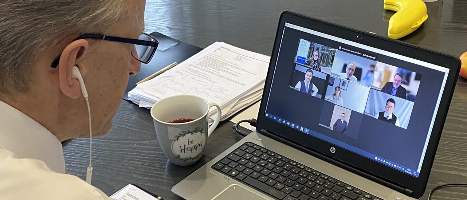 HWK Geschäftsführer Fuhrmann bei einer Videokonferenz schaut auf seinen Laptop.